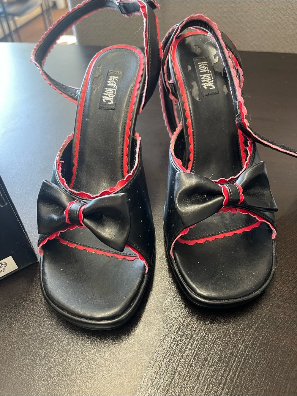 Hot Topic Black Slingback Heels with Red Trim and Bow Accents EUC size 9